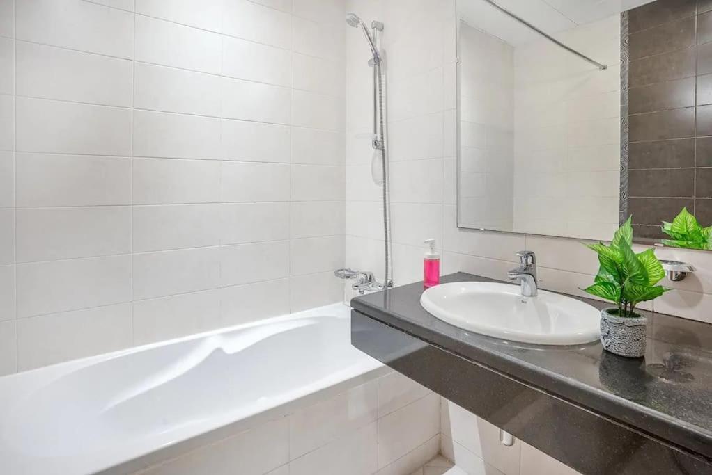 Best 2 Bedroom Apartment Beach Front Abu Dhabi Exteriör bild